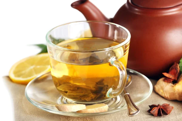 Taza de té con jengibre y canela en la servilleta, primer plano — Foto de Stock