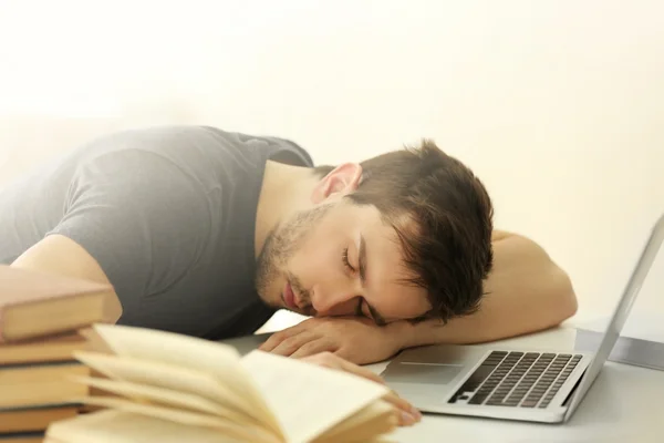 El hombre se quedó dormido durante la lectura . —  Fotos de Stock