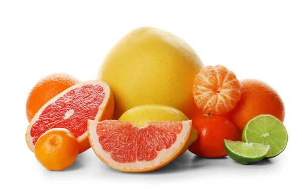 Ein Haufen gemischter Zitrusfrüchte einschließlich Zitrone, Limetten, Grapefruits, Mandarinen und Pomelo isoliert auf weißem Hintergrund, Nahaufnahme — Stockfoto