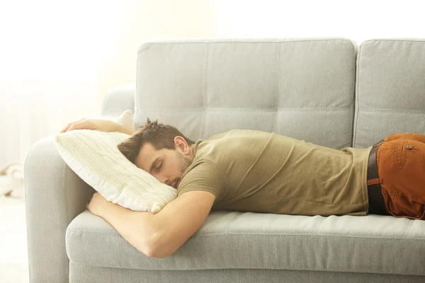 Junger hübscher Junge schläft auf dem Sofa. — Stockfoto