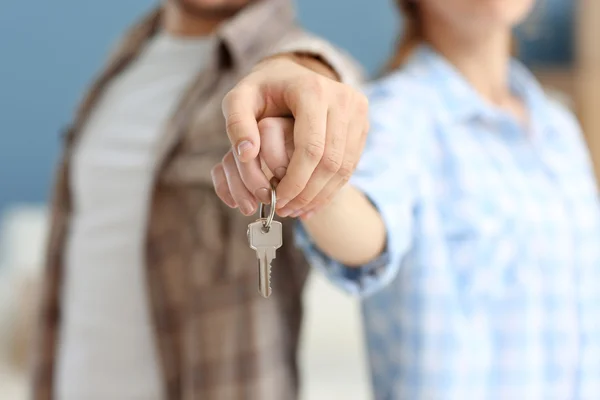 Couple holding keys — Stock Photo, Image