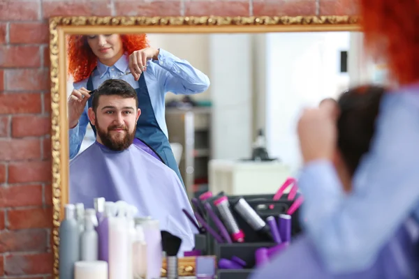 Homem visita barbearia — Fotografia de Stock