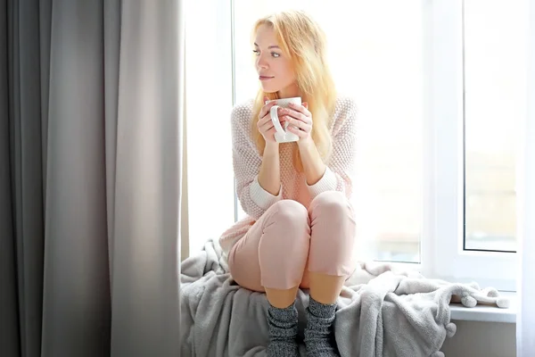 Blond mooi meisje met kopje thee — Stockfoto