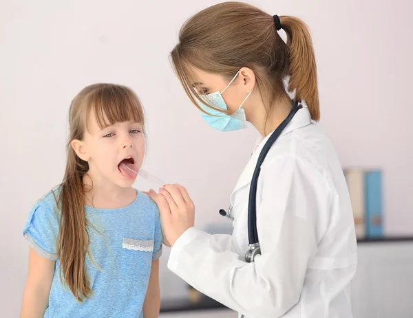 Arzt untersucht Mädchen — Stockfoto