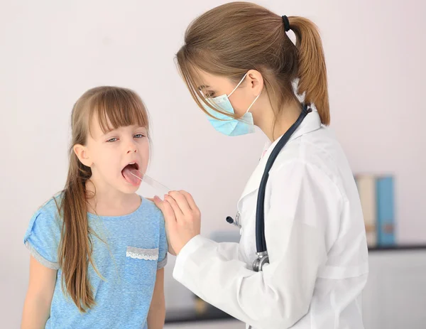 Médico examinando menina — Fotografia de Stock