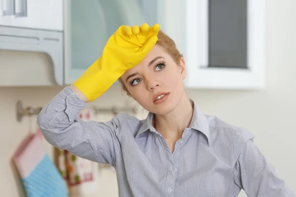 Mujer cansada después de la limpieza — Foto de Stock