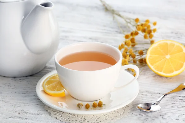 Tasse Tee auf hellem Holzgrund — Stockfoto