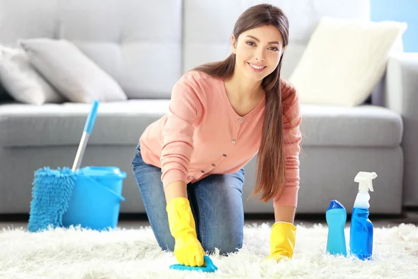 Schöne Frau in Schutzhandschuhen — Stockfoto