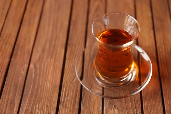 Szklanka czarnej herbaty na drewniane tła — Zdjęcie stockowe