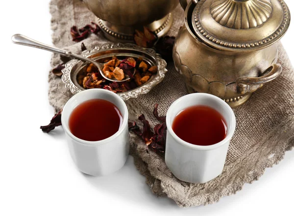 Hibiscus thee met zilveren gebruiksvoorwerpen, geïsoleerd op wit — Stockfoto
