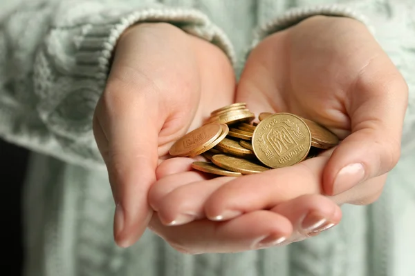 Žena ruce hospodářství mince — Stock fotografie