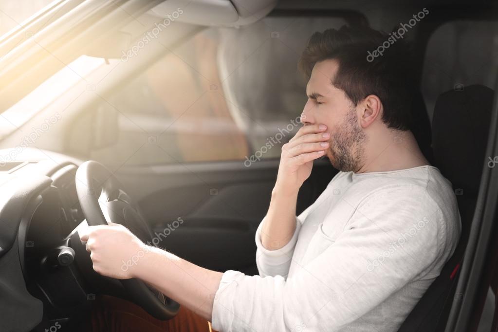 Уставший водитель за рулем. Как не уставать за рулем. Как не уставать за рулем. Сон за рулем. Водитель уснул за рулем.