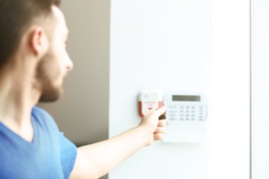 Adam iç güvenlik sistemi tuş takımında kodunu girme