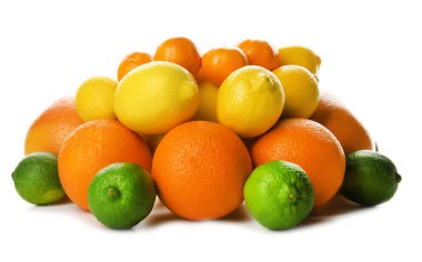 Limon, limon, greyfurt, portakal ve mandalina beyaz bir arka plan üzerinde izole da dahil olmak üzere karışık narenciye meyve yığını bir yakın çekim