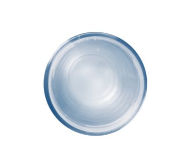 Beyaz üzerine bir bardak su.