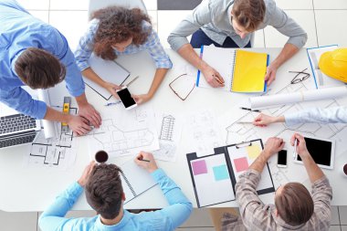 Grup profesyonel mühendis planları ile çalışma