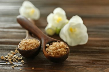 Tahta kaşık ile deniz tuzu 