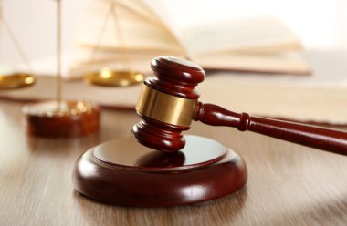 Kitap ve adaletin terazisi ile tokmak