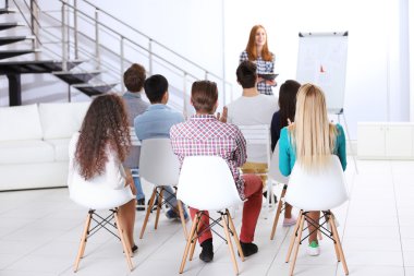 Office toplantıda oturan genç insanlar