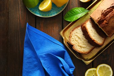 Lezzetli tatlı pasta ekmek içinde ahşap masa, üstten görünüm üzerinde limon ile metal tepsi