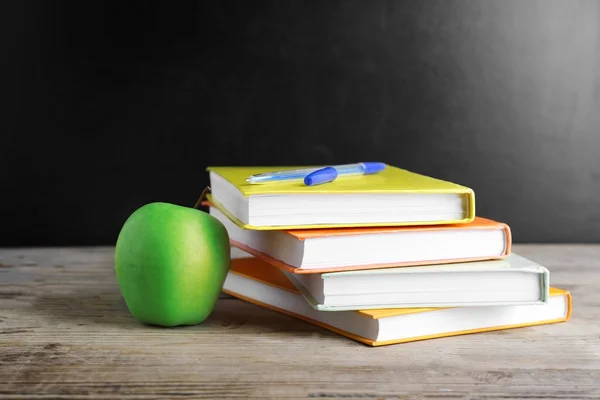Kilka książek z pióra i jabłko — Zdjęcie stockowe