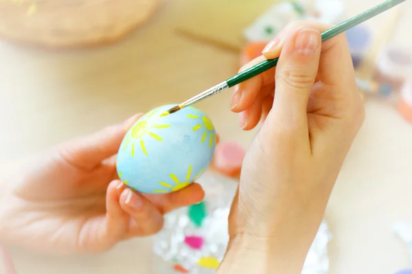 Femme mains peinture oeuf de Pâques — Photo