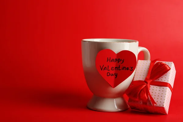 Cup with greeting card and gift box — Stock Photo, Image