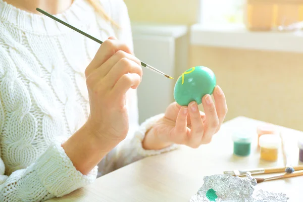 Female hands painting Easter egg — Stock Photo, Image