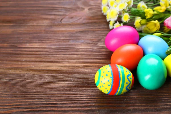 Bahar çiçekli Paskalya yumurtaları — Stok fotoğraf
