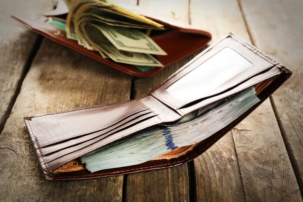 Skórzany portfel z pieniędzmi — Zdjęcie stockowe