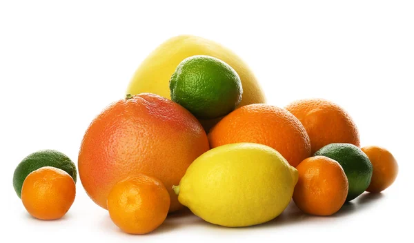 Un montón de cítricos mixtos que incluyen un pomelo, naranjas, limones, clementinas, mandarinas, limas y un pomelo aislado sobre un fondo blanco, de cerca —  Fotos de Stock