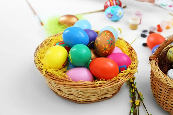 Coloridos huevos de Pascua en cestas de mimbre —  Fotos de Stock