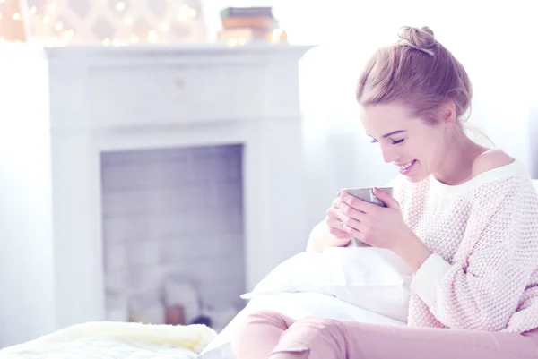 Chica rubia joven disfrutando de su taza —  Fotos de Stock