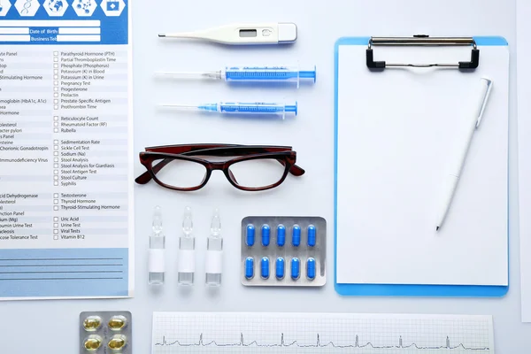 Mesa del médico con medicamentos — Foto de Stock