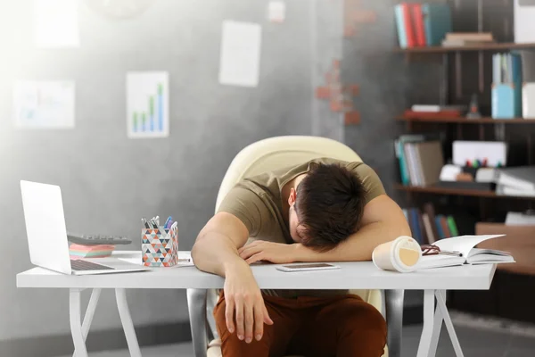 Uomo che dorme sul posto di lavoro . — Foto Stock