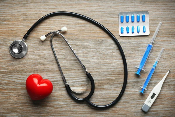 Mesa médica com medicamentos — Fotografia de Stock