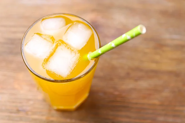 Ένα ποτήρι χυμό πορτοκάλι με πάγο — Φωτογραφία Αρχείου