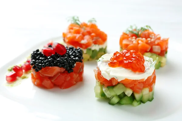 Delicioso tartare de salmão em prato branco — Fotografia de Stock