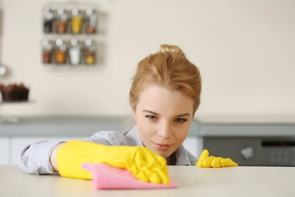 Mujer joven fregando — Foto de Stock