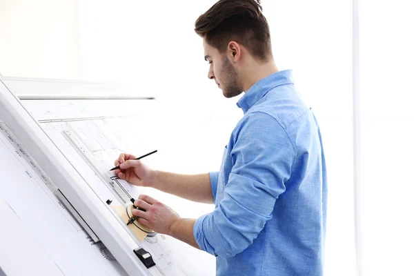 Arquitectos masculinos trabajando en planos — Foto de Stock