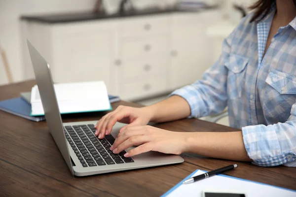 Mulher usando laptop — Fotografia de Stock