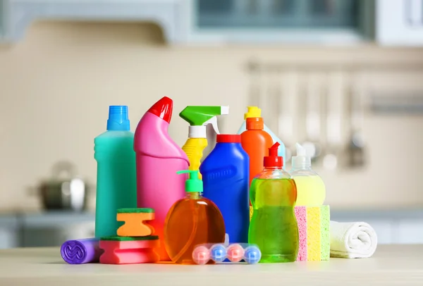 Set di pulizia con utensili e prodotti — Foto Stock