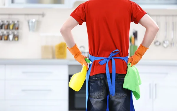 Mann mit Staubwedel und Spray — Stockfoto