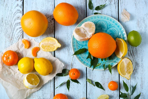 Citrusfrukter på plattan, närbild — Stockfoto