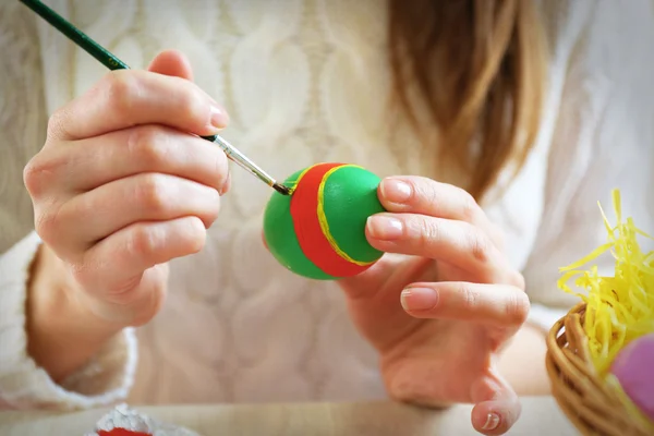 Female hands painting Easter egg — Stock Photo, Image