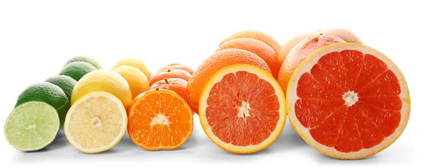 Frutos cítricos mistos coloridos fatiados e alinhados em fileiras isoladas em um fundo branco, close-up — Fotografia de Stock