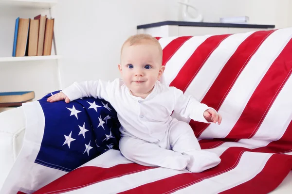 Lindo bebé en bandera americana — Foto de Stock