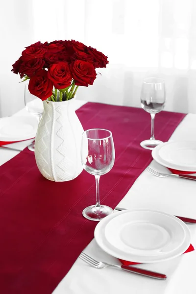 Vaso con rose rosse — Foto Stock