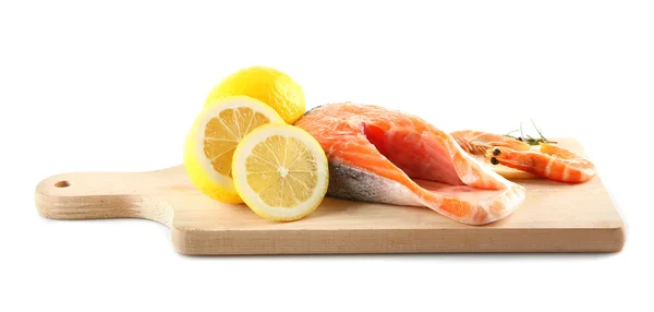 Стейк из лосося и лимон, изолированный на белом — стоковое фото