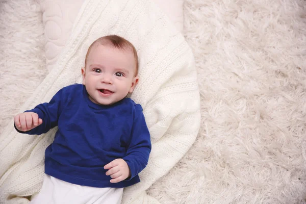 Прелестный ребенок в голубом свитере — стоковое фото